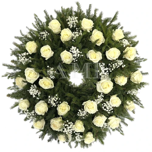 Kulatý smuteční věnec z jehličí s bílými růžemi a bílou gypsofilou na bílém pozadí.