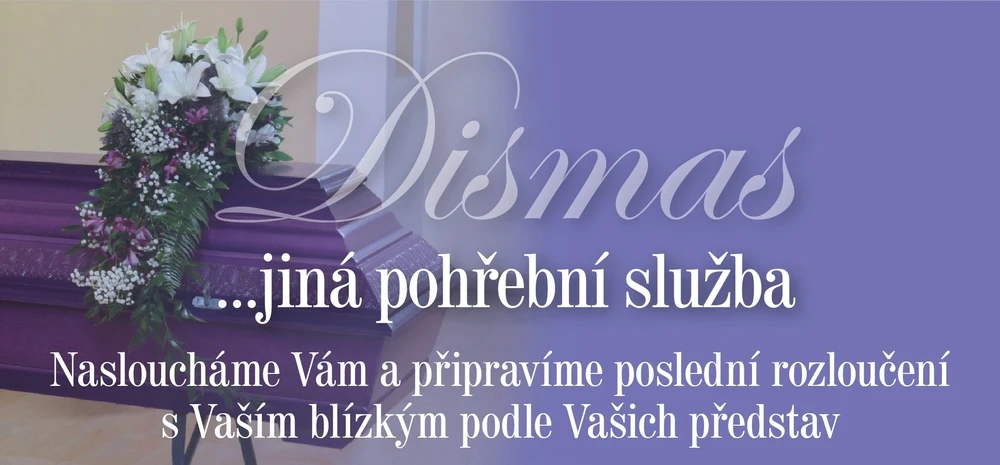 Fialová rakev s květinovou dekorací z bílých lilií a nápisem Dismas – jiná pohřební služba. Nasloucháme Vám a připravíme poslední rozloučení s Vaším blízkým podle Vašich představ.