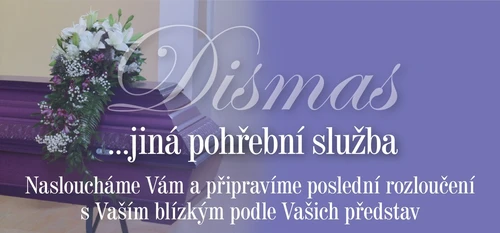 Fialová rakev s květinovou dekorací z bílých lilií a nápisem Dismas – jiná pohřební služba. Nasloucháme Vám a připravíme poslední rozloučení s Vaším blízkým podle Vašich představ.